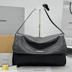 Balenciaga Grungy Medium Messenger Bag Black